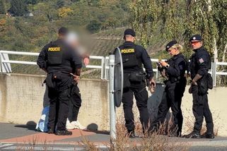 Manévry na Trojském mostě. Muž si ustlal přímo na jeho oblouku - Novinky