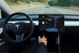 Mrkněte, jak Tesla sama projíždí Prahou. Česko schválilo používání autopilota na našich cestách - Garáž.cz