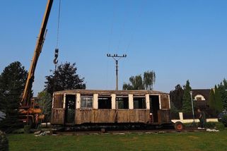 Milovník veteránů vrací na své zahradě život stoleté tramvaji - Novinky