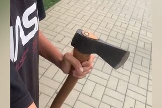 Děsivý incident před školou: Mladík hrozil dětem sekerou, žáci scénu natočili