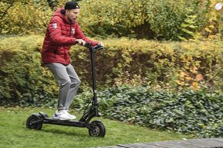 Na elektrokoloběžce nově až od 15 let! Změny platí i pro cyklisty