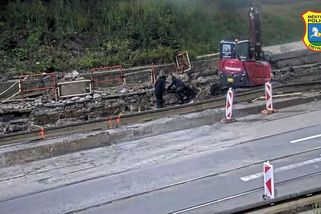 Řezali kabel, hlídali okolí. Jen netušili, že je celou dobu sleduje kamera - Novinky
