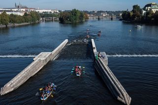 Přes tisíc lodí vyrazilo Napříč Prahou – přes tři jezy - Seznam Zprávy