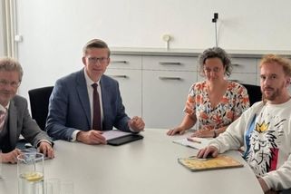 prahain.cz/politika/milion-chvilek-jde-znovu-do-ulic-usetrena-nemusi-byt-ani-opozice-28793.html?utm_source=www.seznam.cz&utm_medium=seznam_distribuce&utm_campaign=lide