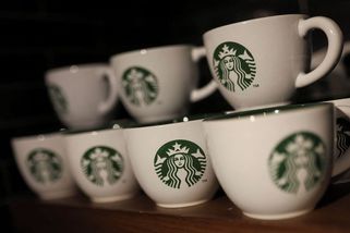 Starbucks zavře v Americe stovky kaváren - Novinky
