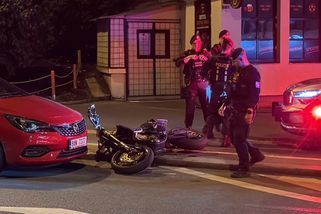 Divočina na Nuselském mostě. Policisté zasahovali proti 70 motorkářům, hrozili střelnou zbraní