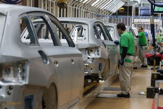 Škoda Auto omezuje kvůli problémům u dodavatele výrobu - Novinky