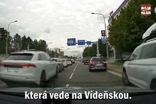 Rodící žena uvízla v páteční brněnské špičce, do porodnice její auto protáhli policisté - Novinky