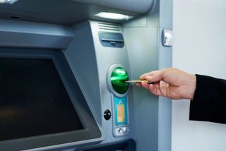 Češi hromadně vybírají peníze z účtů. Kvůli novému pravidlu mohou mnozí přijít o desetitisíce Kč - Médium.cz