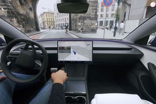 Tesla FSD znovu naráží na rychlostní limity. Bezpečnostní organizace žádá EU, aby odmítla dvě funkce