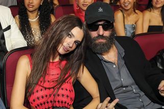 Proužek látky a hodně odvahy: Emily Ratajkowski ukázala celý bok. K odhalení chyběly milimetry