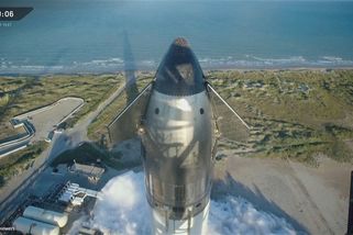 Raketa SpaceX vyslala do vesmíru tři astronauty a kosmonauta - Novinky