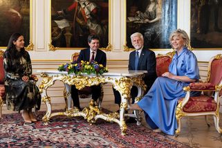 Eva Pavlová opět zářila na Hradě. Na návštěvu rumunského prezidenta zvolila elegantní bleděmodré šaty - Novinky