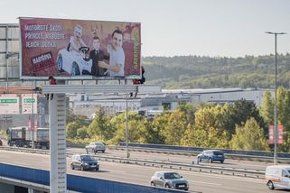 „Motoristé škodí přírodě.“ Greenpeace překryl billboard ANO vzkazem pro Babiše - Seznam Zprávy