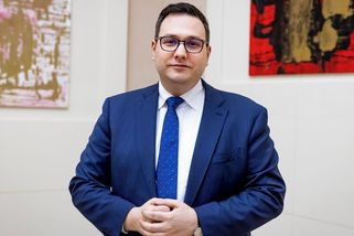 Exministr Jan Lipavský dost zhubl a pochlubil se novým účesem