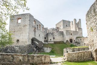 Největší hradní zříceninu v Česku čekají rozsáhlé záchranné práce - Novinky