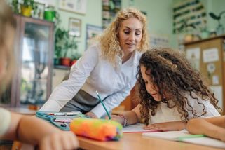Sehnat kvalitního asistenta pedagoga je potíž. Prvňáčkům je školy dát musí - Novinky