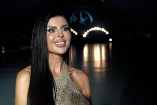 Lela Vémola jako mořská panna ve zlaté síti a bez podprsenky! Tohle tělo už Karlosovi nepatří