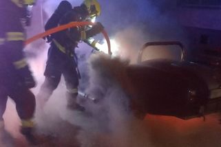 U Slavkova shořel raritní Shelby Cobra. Auto vzplálo za jízdy, majitel stačil utéct - Novinky