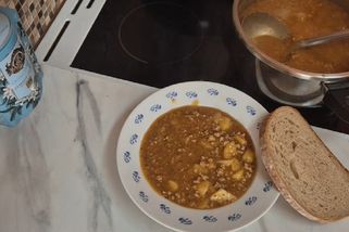 Babička mě vždycky učila dělat gulášovku z hovězí kližky, ale když zkusila tuto mou bleskovou verzi, nemohla si ji vynachválit