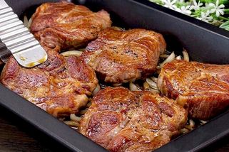 Pečená krkovice na cibulce – jednoduchý recept, ale geniální výsledek. Tohle speciální koření dodá masu skvělou chuť
