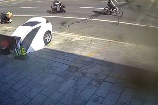 Řidička si spletla schody s parkovacím místem