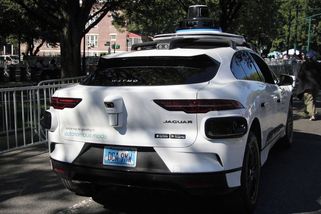 Autonomní taxi v San Franciscu uzamklo cestující s puškou - Novinky