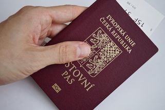 Pas v alobalu na letišti? Nový virální zvyk má chránit data
