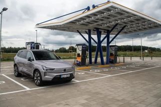 Komentář: Všichni rádi přesednou do elektromobilu, když to bude výhodné. A ta doba zjevně nastala
