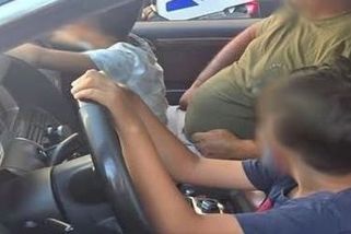 Devítiletý chlapec řídil v Marseille SUV, otec na sedadle spolujezdce mu přidržoval volant - Novinky