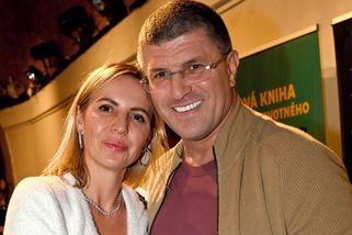 Žena „krále kasin“ a blízkého přítele Karla Gotta by se ráda dostala do Senátu. Pomáhá jí známý hitmaker - Super.cz
