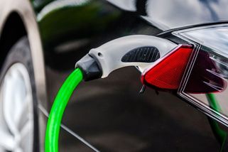 Elektromobilům zvoní umíráček. EU asi zešílela, najednou je chce zakázat. Vrátí se nafta a benzín do hry?