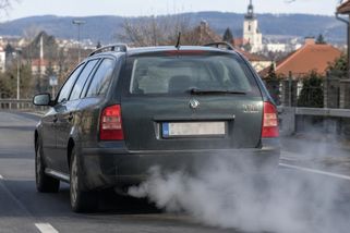 „Friťák“ za 24,90 Kč místo nafty. Motoristé objevili způsob, jak jezdit za polovinu