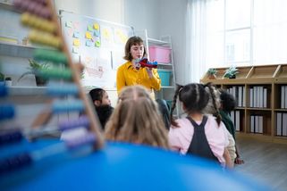 Pět let dřiny na vysoké a pak výplata k pláči. Řemeslníci válcují vysokoškoláky a berou i dvojnásobek jejich platu