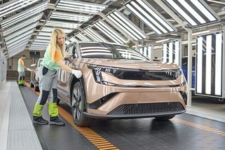 Škoda prý zastaví výrobu elektromobilů v Česku. Co se děje?