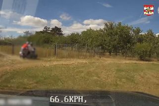 Zdrogovaný motorkář na Znojemsku ujížděl policii, spolujezdkyně měla jen cyklistickou přílbu - Novinky
