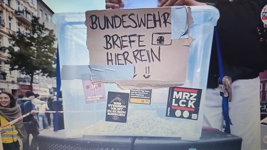 BERLÍN PROTESTUJE: studenti odmítají vojenskou službu v době, kdy Německo znovu zbrojí...