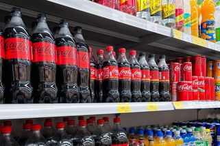 Coca-Cola po 17 letech mění velikost lahví. V jaké se bude nově prodávat?