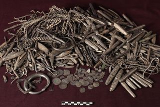Dán vykopal na zahradě obrovský stříbrný poklad z vikingské éry - Novinky