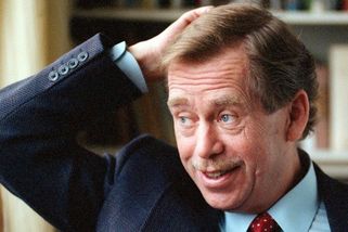 Temná stránka Václava Havla. Milenka musela na potrat, žena chtěla žít ve třech - Médium.cz