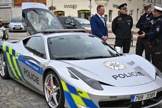 Lidé si nás natáčí, pak jim musíme dát pokutu, říká řidič policejního ferrari - Seznam Zprávy