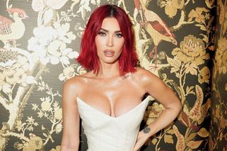 Bez kalhot a obtažená rudým body: Megan Fox láká na lepší erekci