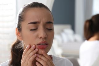 Klube se vám opar a lékárna je zavřená? Těchto 9 věcí z domácnosti vám pomohou