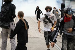 Fotky: Francií otřásají protesty studentů, zraněných i zadržených jsou stovky - Seznam Zprávy