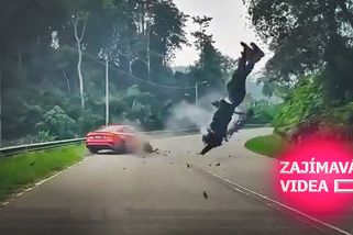 Děsivý masakr na silnici: Bezohledný motorkář čelně smetl auto | Zajímavá videa