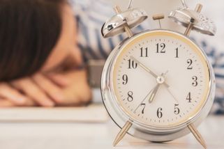 Zrušení střídání času nevyšlo, vláda ho schválila na dalších 5 let. Letos na podzim začne dřív