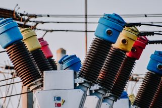 Utrecht chtěl být uhlíkově neutrální do roku 2030. Teď prosí obyvatele, aby nenabíjeli elektromobily a nezapínali sušičky