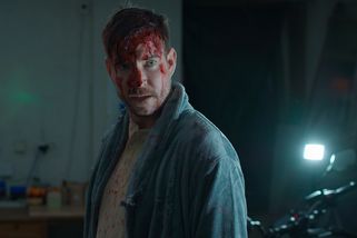 To se prostě nedá, píší diváci o nové české komedii. V kinech na ni skoro nikdo nepřišel, teď to zkouší na Netflixu