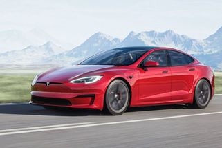 Tesle praskla pneumatika při rychlosti 285 km/h, řidič přežil