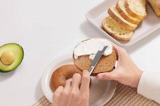 Hladový Australan řídil koleny a za volantem mazal bagel - Novinky